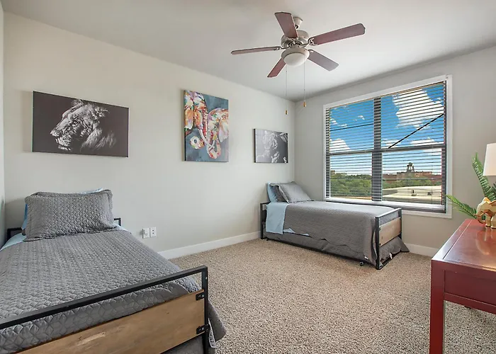 Cowboy Live, Laugh, & Loft Worth 2 Bedroom Loft Downtown
